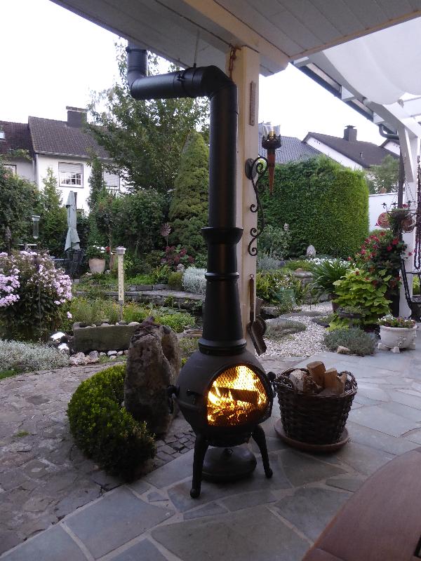 Ein sehr schöner terrassenofen gibtabends wohlige Wärme ab
