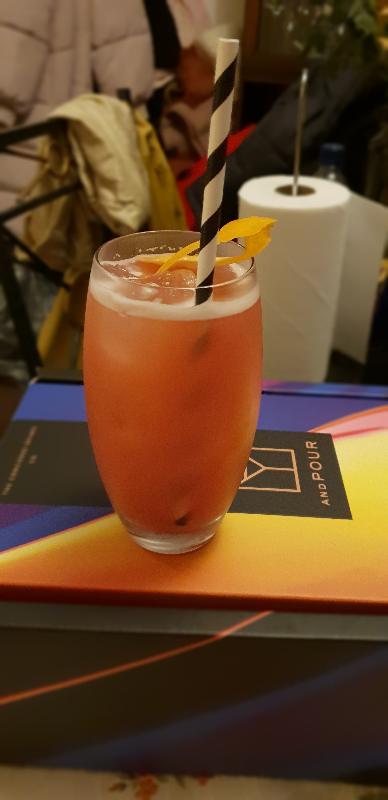 Very easy guide on making a cocktail, amazing experience thank you guys!