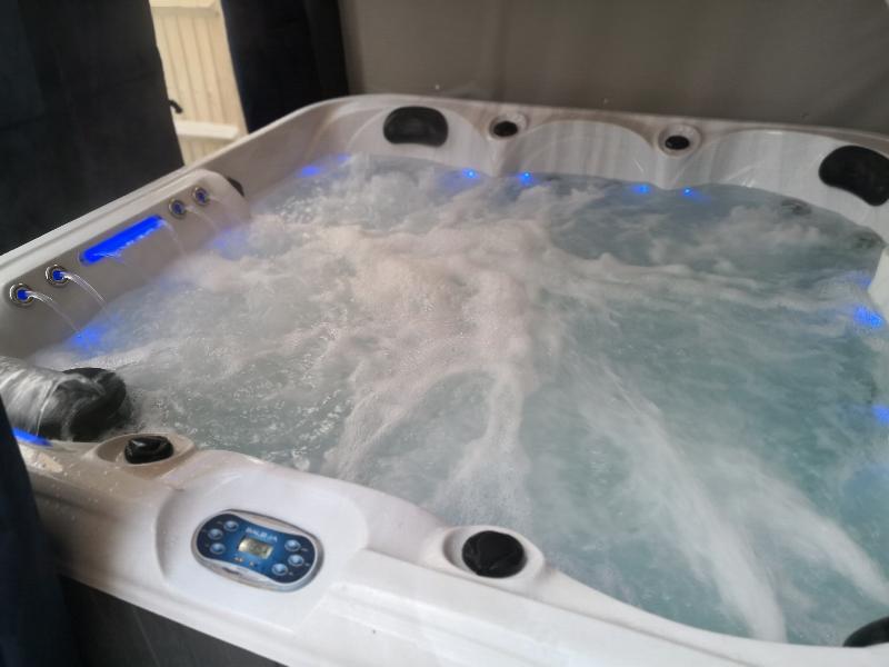 GREAT VALUE, GREAT CUSTOMER SERVICE, AMAZING HOT TUB