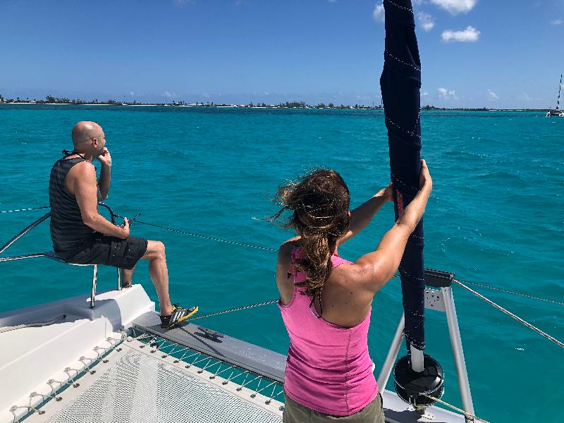 Entspanntes und paradisisches Segeln mit einem Kat