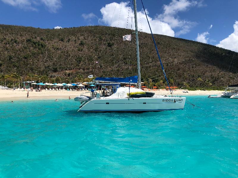 Entspanntes und paradisisches Segeln mit einem Kat