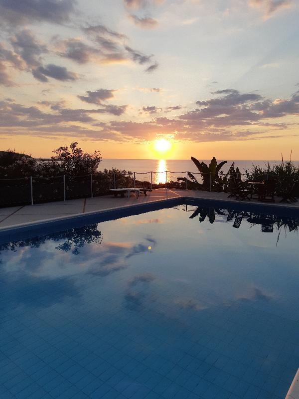 Spacious Villa with large, clean Pool and magnificient view on the sea!