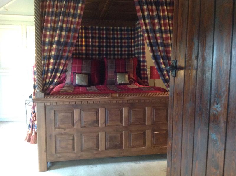 Fabulous imposing four poster bed.