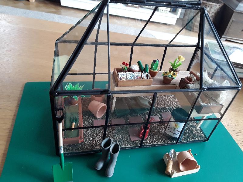 Very pleased with my terrarium. Great communication and good service.