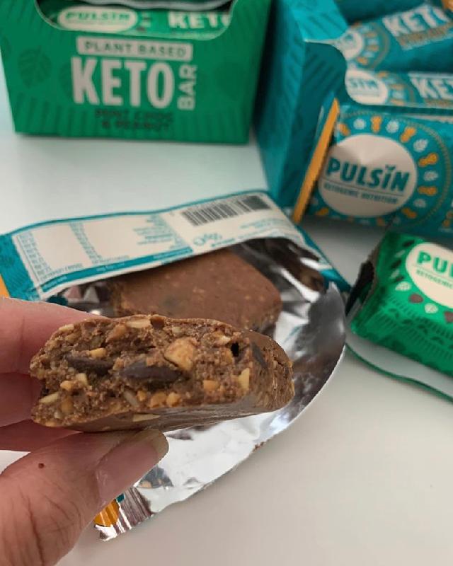 Pulsin Choc Fudge & Peanut Keto Bar (18x50g) I Low Sugar I Source Of MCT Oil I Plant Based Ketogenic Snack Bar