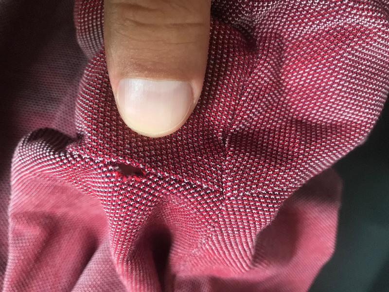 Após primeira utilização uma costura do polo abriu