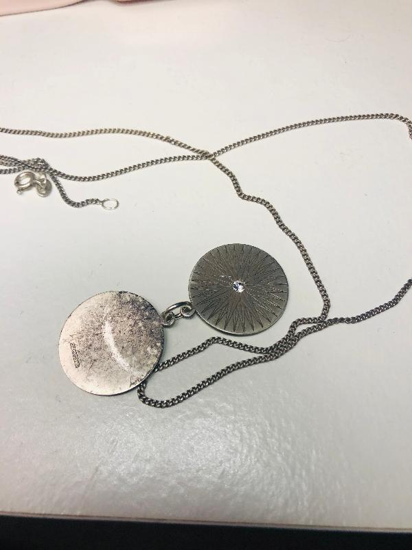 This product is fake!!!!! This product is not made of silver!!!!!!
