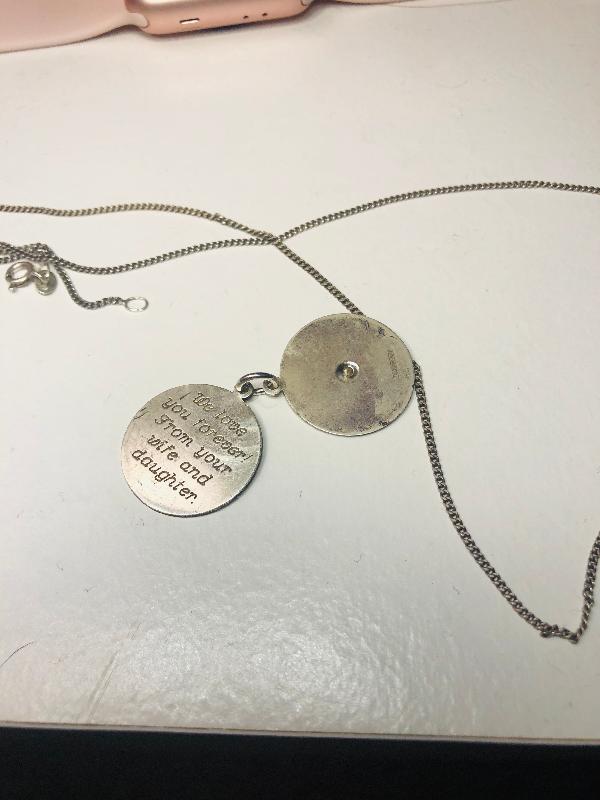 This product is fake!!!!! This product is not made of silver!!!!!!