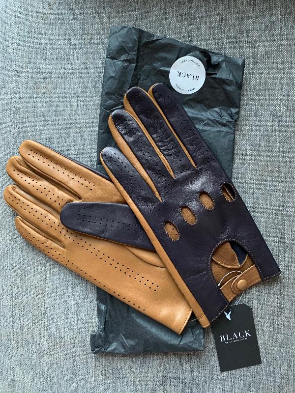 The colour navy looks more like black. Otherwise a satisfied purchase.