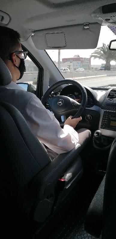 Perfekt und ein Fahrer mit ordentlicher Kleidung