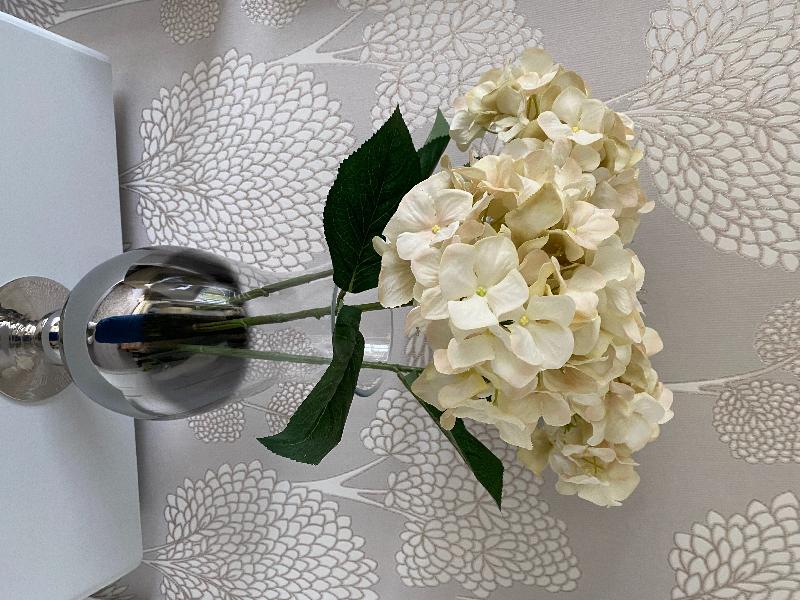 Realistic looking flowers