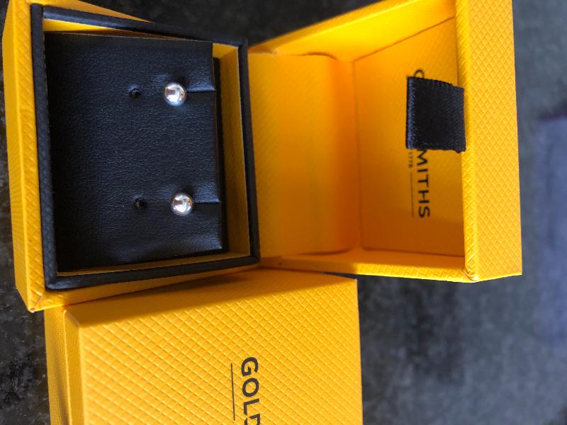 Very pretty earrings, stylish presentation box