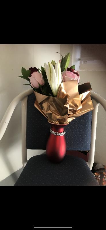 Nice staff, flowers and delivery a little lacking