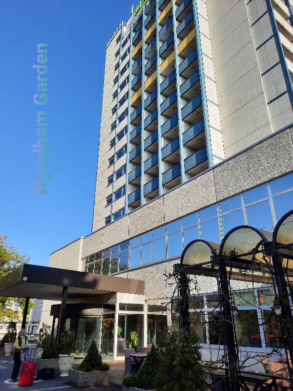Ein Hochhaus-Hotel in ruhiger Lage.