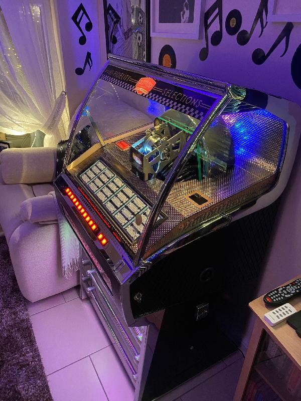 Fantastic jukebox , looks and sounds amazing  !