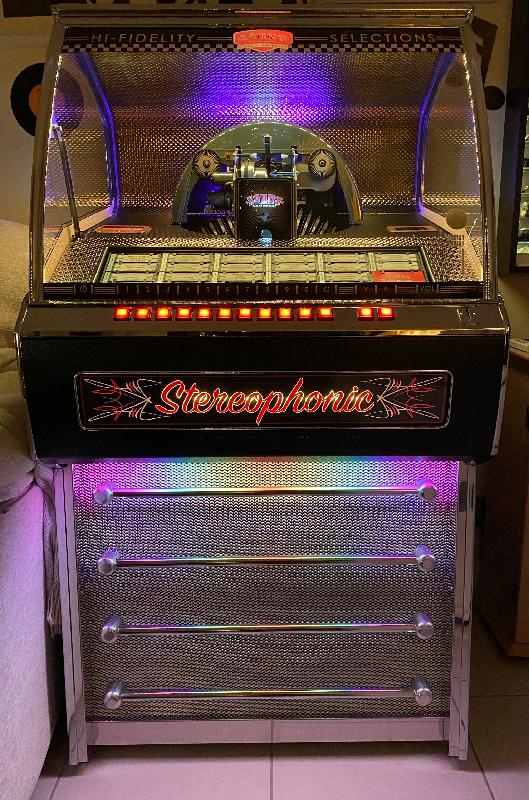 Fantastic jukebox , looks and sounds amazing  !
