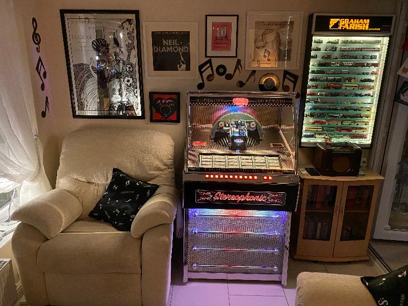 Fantastic jukebox , looks and sounds amazing  !