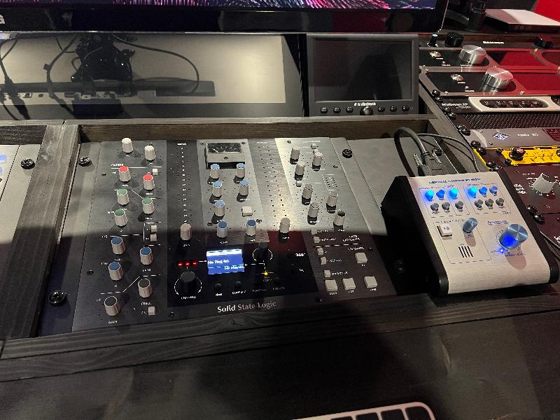 SSL UF8 RackKit