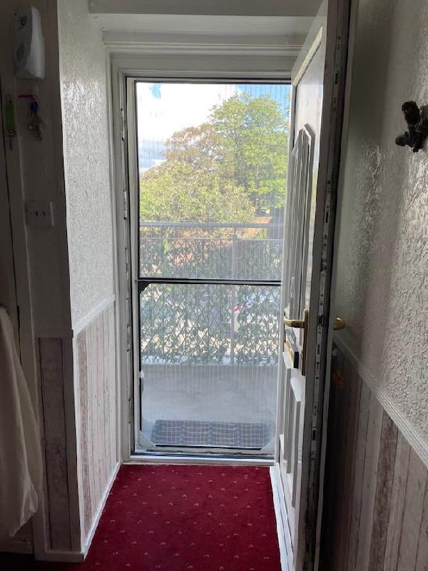 Easy to fit adjustable screen door