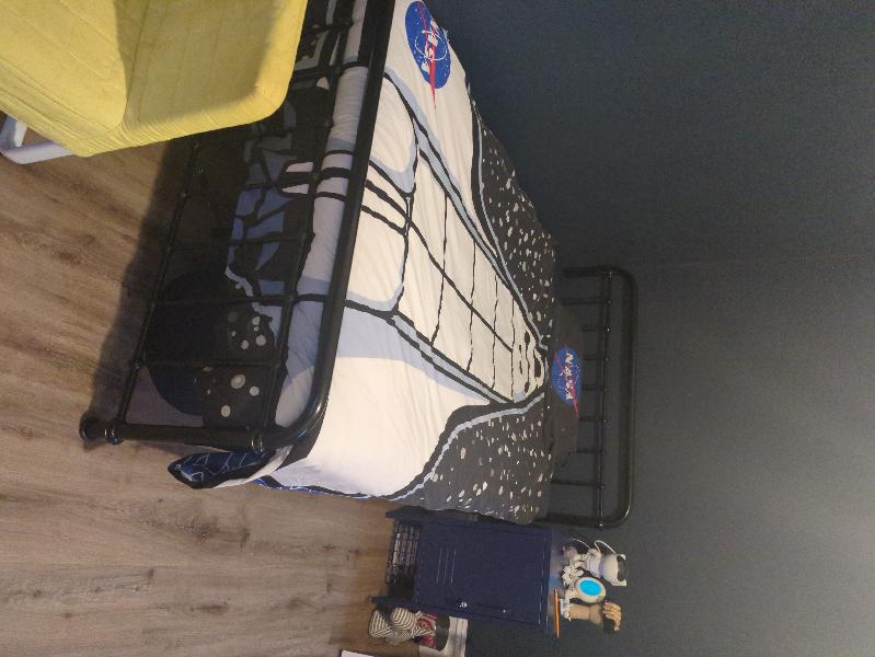 Miami metal bed frame 4ft black.  Miles 1000 mattress