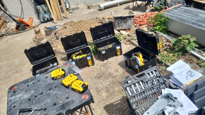 18 Volt / 5 Ah Akku-Schlagbohrschrauber-Set (DCD 796, DCF 899 HN, DCH 273, DCG 405, DCS 367, DCS 355, DCS 570, DCS 334, 4x DCB 184 und DCB 132)