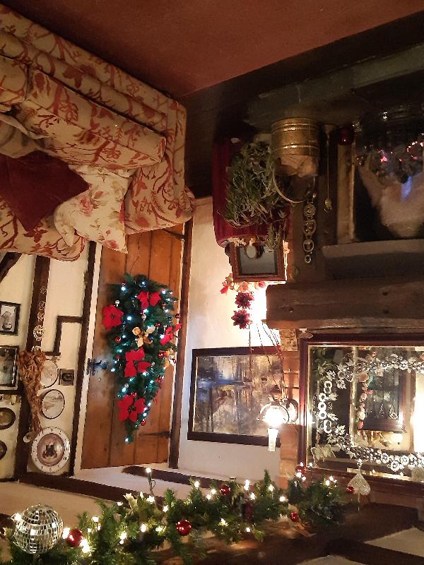 Fantastic quality tree. Looks good on my cottage door.