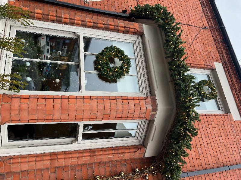 Beautiful garland. Thick and bushy. Looks real and expensive