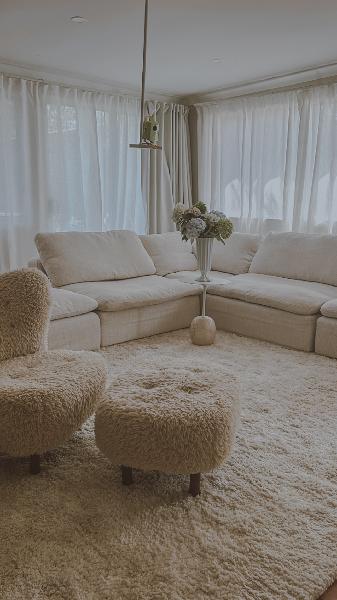 Gorgeous Rug welcoming addition to the space