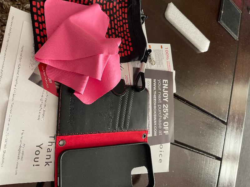 I like the way it shuts with a few cards that you hardly know that are ther