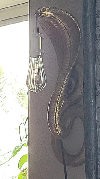 Snake wall lamp