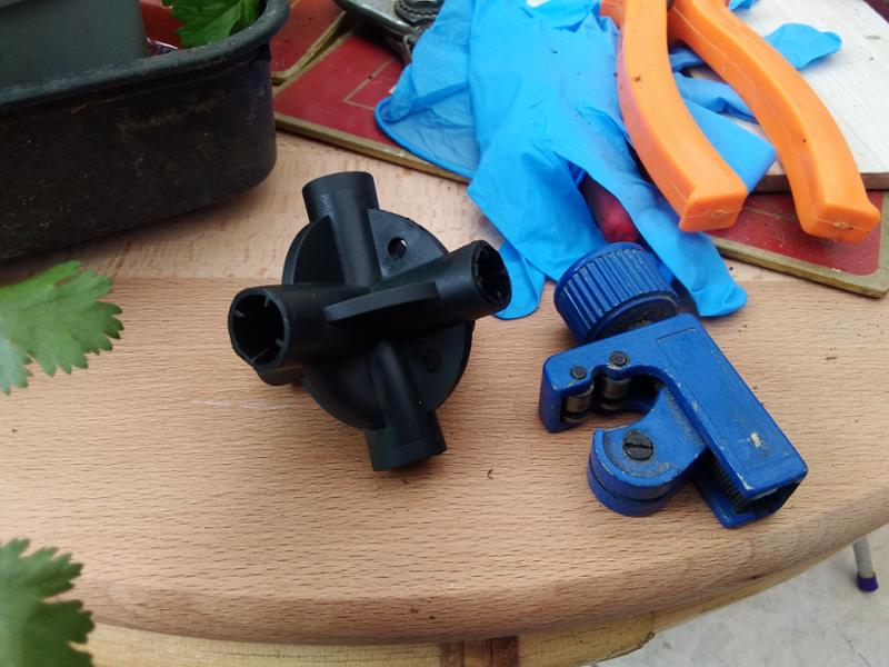 Plant supports and cages