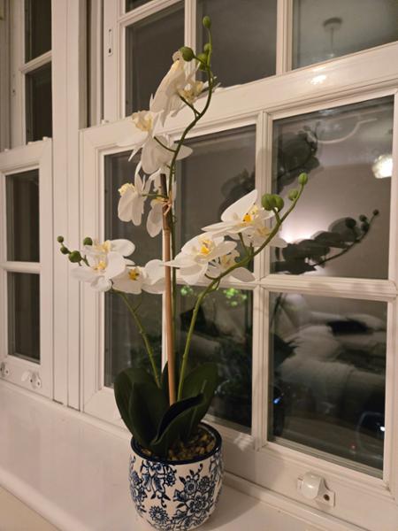 Very happy cutomer, good quality products, very pretty flowers and vases