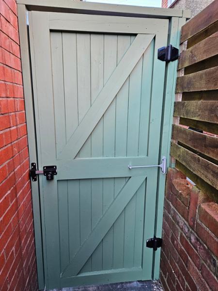 Self closing side gate