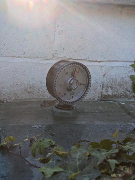 ADJUSTABLE OIL CLOCK GAUGE