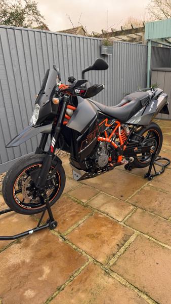 Motorcycle paddock stands