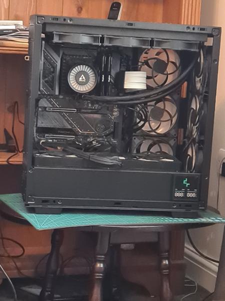 Deepcool Morpheus case from Quozo.