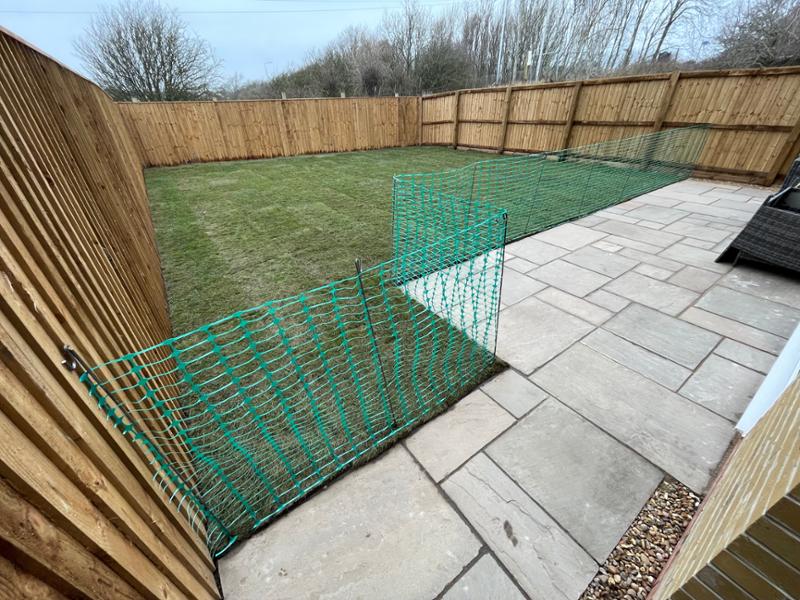 Green Barrier Mesh Fence 25m & 10 Metal Fencing Pins