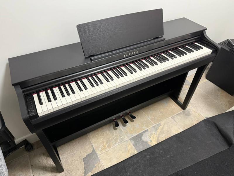 Yamaha Clavinova CLP825 digital piano - Black