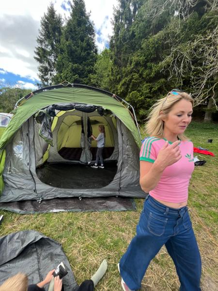 Outsunny 4-6 Man Camping Tent, Double Layer Tunnel Tent with Porch, Living Area and 2 Bedrooms, Sewn in Groundsheet, 3000mm Waterproof and UPF 30+, Po