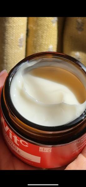 The combination of Vitamin C and E makes it perfect for targeting dullness