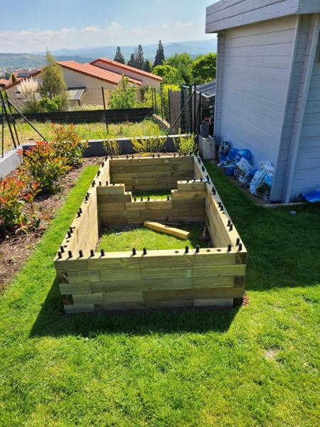 Une belle grande jardinière surélevée pour mon potager.