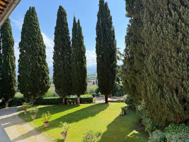 Villa San Martin (x 8 people): 20 minutes into Florence | Heated pool, walled garden &amp; courtyard | Elegant interiors