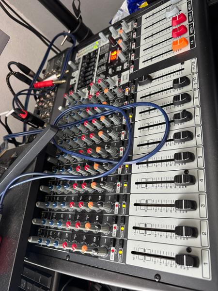 Behringer PMP4000 1600-Watt 16 Channel Powered Mixer