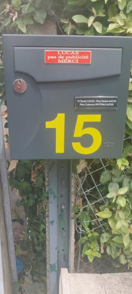 Chiffres et lettres adhésifs en PVC à l'unité - pour usage intérieur et extérieur