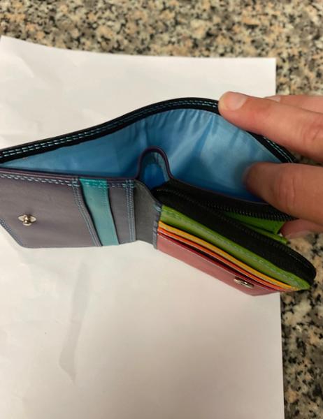 Gorgeous colors, sturdy pristine leather. Good service. Well done