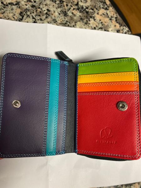 Gorgeous colors, sturdy pristine leather. Good service. Well done
