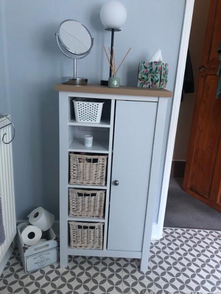 Nice looking bathroom cabinet.