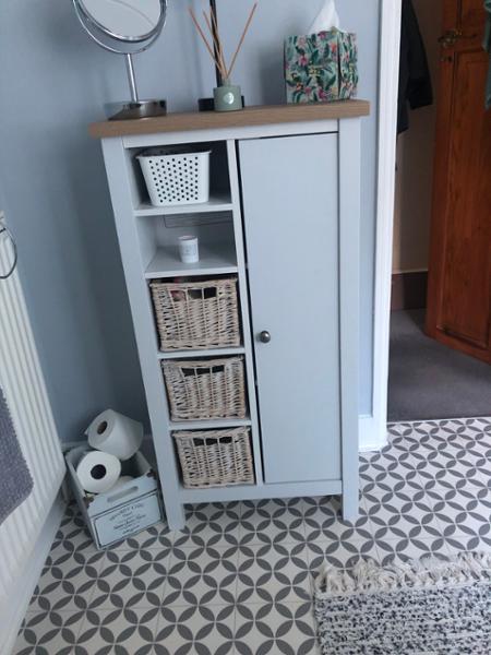 Nice looking bathroom cabinet.