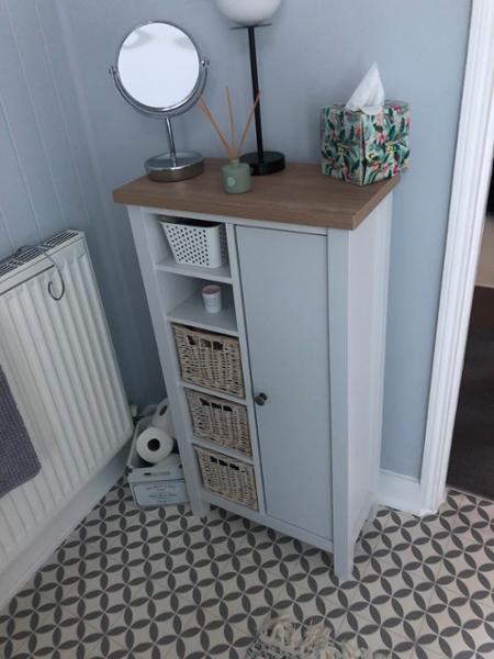 Nice looking bathroom cabinet.