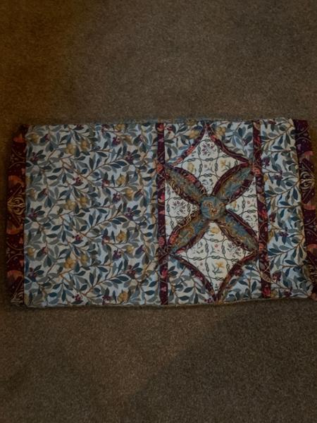 Suzanne Campion William Morris Red House Lincoln Cushion Kit: Instructions, Fabric (0.5m), FQs (2pcs) & F8th